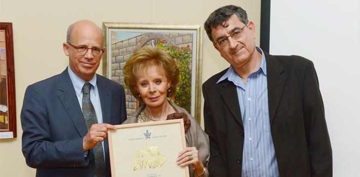 Mrs. Lily Safra receives a certificate honoring her generous support of the Center